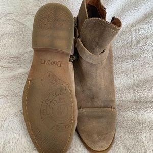 Born size 9.5 tan suede boots